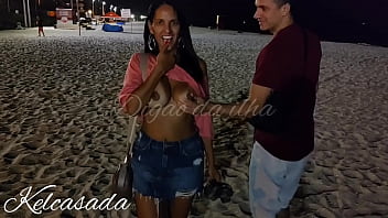 Flagrados pela c&acirc_mera de seguran&ccedil_a na areia da praia