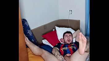 Branquinho maloka brincando com dildo no cu