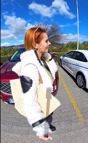 I order a hamburger with "dressing" 💦on my face and eat it at the restaurant. WOW! What's in the condom? 😋2 more servings of "dressing"!