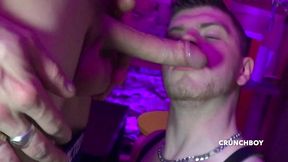 un gang bang en backroom avec du fist