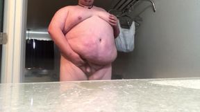 Chubby guy jacks off and wets himself