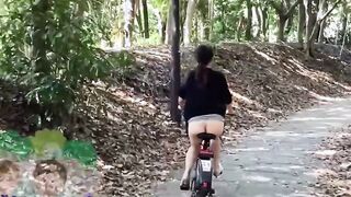 日本人女性がお尻丸出しの露出サイクリング