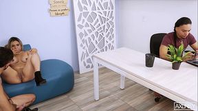 Mi secretaria es tan buena que recibe a mis inversionistas con sexo