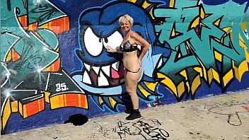 Je me met &agrave_ poil sur une digue j&#039_adore l&#039_exhib