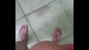 Batendo uma no banheiro at&eacute_ gozar Comentem