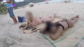 me exibindo com a minha amiga thay para o vendedor de queijo na praia...