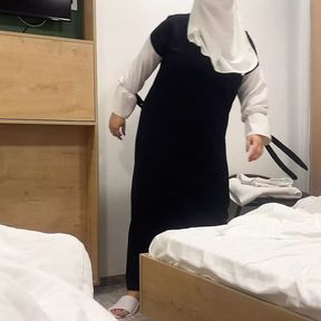 Arab maid in hijab seduced a client in a hotel room