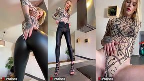 sophie panique en cuisine : leggings gris, body string couture, talons aiguilles. elle met le feu sur le plan de travail.