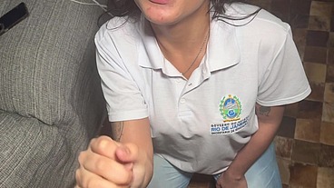 Ela chega da escola já sentando com o cu.