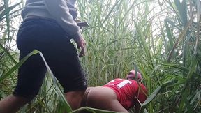 marquei com uns amigos de ir no bailao de favela e acabei liberando a bunda no mato pra geral comer