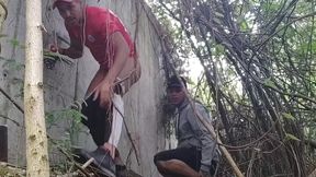marquei com uns amigos de ir no bailao de favela e acabei liberando a bunda no mato pra geral comer