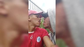 marquei com uns amigos de ir no bailao de favela e acabei liberando a bunda no mato pra geral comer