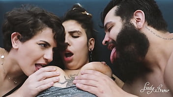 Foda a tr&ecirc_s com duas putinhas da buceta peluda, fodi o cuzinho das duas com for&ccedil_a