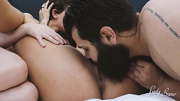 Foda a tr&ecirc_s com duas putinhas da buceta peluda, fodi o cuzinho das duas com for&ccedil_a