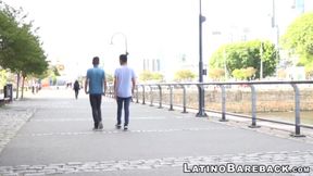 After having drinks outside these two twinks have hot sex