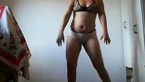 Latina blonde thick babe on the self made video dancing