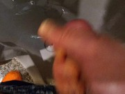 公衆トイレの小便器でオナニー射精