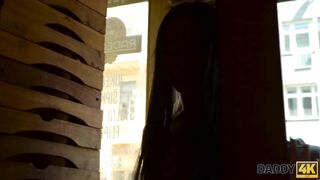 DADDY4K. La star du porno tchèque Anna Rose se fait prendre par son propre beau-père