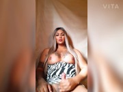 Kelly bauz mansturbando su enorme pene jugoso