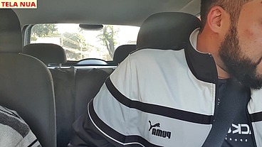 FUI PEGAR MINHA AMIGA QUE CHEGOU DE VIAGEM ACREDITA QUE ELA JÁ VEIO SEM CALCINHA PRA MIM PROVOCAR DENTRO DO CARRO!