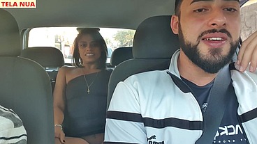 FUI PEGAR MINHA AMIGA QUE CHEGOU DE VIAGEM ACREDITA QUE ELA JÁ VEIO SEM CALCINHA PRA MIM PROVOCAR DENTRO DO CARRO!
