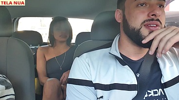 FUI PEGAR MINHA AMIGA QUE CHEGOU DE VIAGEM ACREDITA QUE ELA JÁ VEIO SEM CALCINHA PRA MIM PROVOCAR DENTRO DO CARRO!