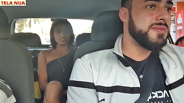 FUI PEGAR MINHA AMIGA QUE CHEGOU DE VIAGEM ACREDITA QUE ELA JÁ VEIO SEM CALCINHA PRA MIM PROVOCAR DENTRO DO CARRO!