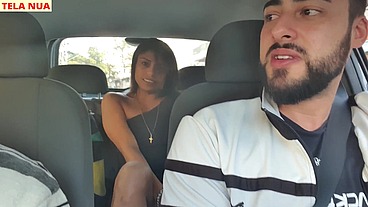 FUI PEGAR MINHA AMIGA QUE CHEGOU DE VIAGEM ACREDITA QUE ELA JÁ VEIO SEM CALCINHA PRA MIM PROVOCAR DENTRO DO CARRO!