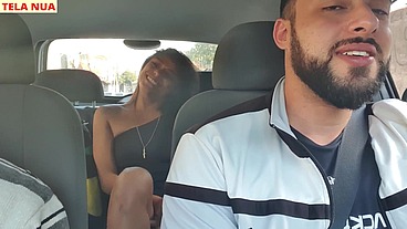 FUI PEGAR MINHA AMIGA QUE CHEGOU DE VIAGEM ACREDITA QUE ELA JÁ VEIO SEM CALCINHA PRA MIM PROVOCAR DENTRO DO CARRO!