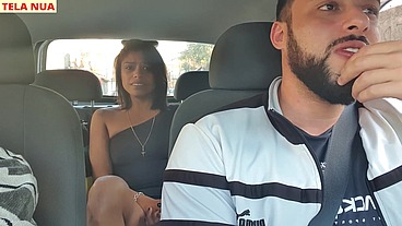 FUI PEGAR MINHA AMIGA QUE CHEGOU DE VIAGEM ACREDITA QUE ELA JÁ VEIO SEM CALCINHA PRA MIM PROVOCAR DENTRO DO CARRO!