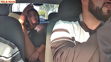 FUI PEGAR MINHA AMIGA QUE CHEGOU DE VIAGEM ACREDITA QUE ELA JÁ VEIO SEM CALCINHA PRA MIM PROVOCAR DENTRO DO CARRO!