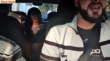 FUI PEGAR MINHA AMIGA QUE CHEGOU DE VIAGEM ACREDITA QUE ELA JÁ VEIO SEM CALCINHA PRA MIM PROVOCAR DENTRO DO CARRO!