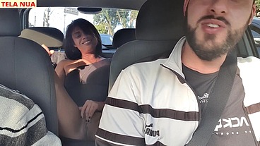 FUI PEGAR MINHA AMIGA QUE CHEGOU DE VIAGEM ACREDITA QUE ELA JÁ VEIO SEM CALCINHA PRA MIM PROVOCAR DENTRO DO CARRO!