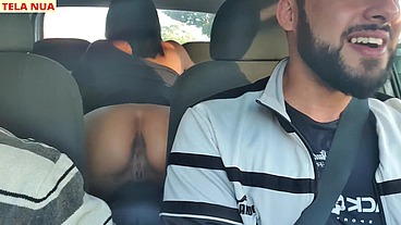 FUI PEGAR MINHA AMIGA QUE CHEGOU DE VIAGEM ACREDITA QUE ELA JÁ VEIO SEM CALCINHA PRA MIM PROVOCAR DENTRO DO CARRO!