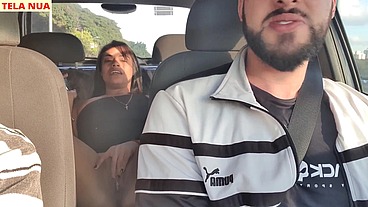 FUI PEGAR MINHA AMIGA QUE CHEGOU DE VIAGEM ACREDITA QUE ELA JÁ VEIO SEM CALCINHA PRA MIM PROVOCAR DENTRO DO CARRO!