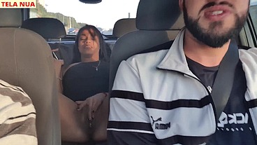 FUI PEGAR MINHA AMIGA QUE CHEGOU DE VIAGEM ACREDITA QUE ELA JÁ VEIO SEM CALCINHA PRA MIM PROVOCAR DENTRO DO CARRO!