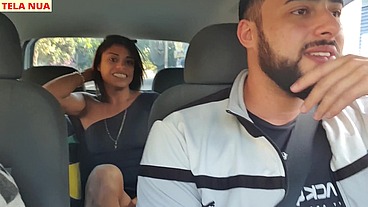 FUI PEGAR MINHA AMIGA QUE CHEGOU DE VIAGEM ACREDITA QUE ELA JÁ VEIO SEM CALCINHA PRA MIM PROVOCAR DENTRO DO CARRO!