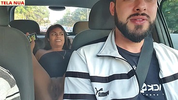 FUI PEGAR MINHA AMIGA QUE CHEGOU DE VIAGEM ACREDITA QUE ELA JÁ VEIO SEM CALCINHA PRA MIM PROVOCAR DENTRO DO CARRO!