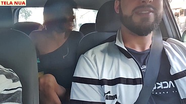 FUI PEGAR MINHA AMIGA QUE CHEGOU DE VIAGEM ACREDITA QUE ELA JÁ VEIO SEM CALCINHA PRA MIM PROVOCAR DENTRO DO CARRO!