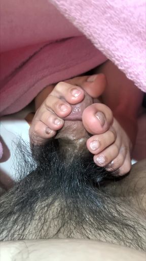 Under The Sheets This Pinay Do Have Talented Toes - 01