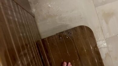 Невероятно страстный секс, с красивой девушкой в спа и слюнявым окончанием внутрь.