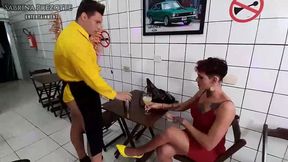 the waiter, o garcom... quem nunca sonhou em fuder em um bar? nessa nova historinha sabrina prezotte fode deliciosamente o garcom derick em seu local de trabalho, dando uma deliciosa gor