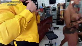 the waiter, o garcom... quem nunca sonhou em fuder em um bar? nessa nova historinha sabrina prezotte fode deliciosamente o garcom derick em seu local de trabalho, dando uma deliciosa gor
