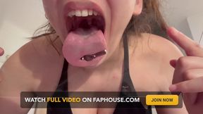 Giantess Stepsister Presses Her Mouth