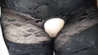 Une chaude salope européenne en collants avale une bite après une intense sodomie