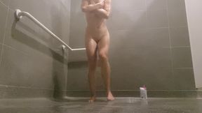 petit cadeau pour mes abonnes.. 4 min avec moi, sous la douche, a basic fit !...