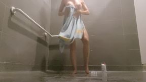 petit cadeau pour mes abonnes.. 4 min avec moi, sous la douche, a basic fit !...