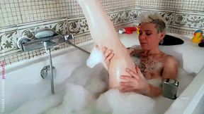 baise solo pour une blonde dans son bain