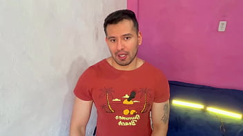 Vecino Chacal pre&ntilde_a a pelo con sus 19cm de vergota en la regadera a su vecino! Relato sexual