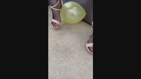 pieds qui éclatent un ballon avec des talons